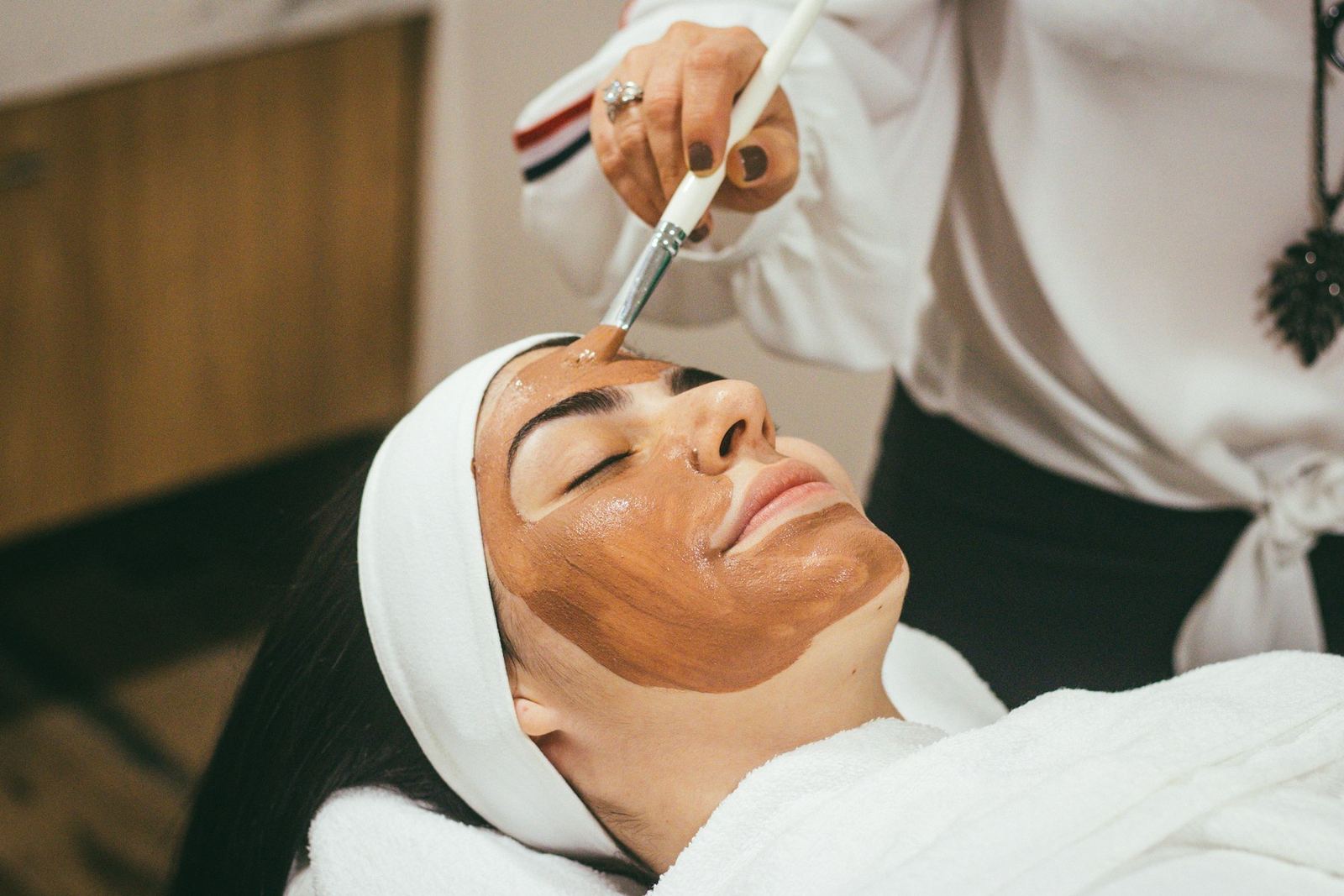Trattamento viso con maschera color cacao applicata con il pennello